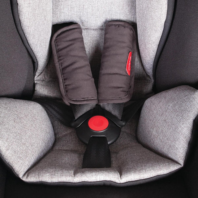 phil&teds alpha  asiento de coche vista de cerca del arnés de seguridad de 5 puntos con el forro del asiento infantil y el acolchado del hombro _ marga negra/gris