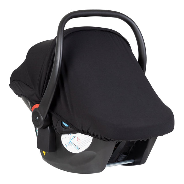 alpha™ infant car seat  con el protector solar UPF50 incluido, que cubre el asiento del coche y deja el asa a mano para mover al bebé.