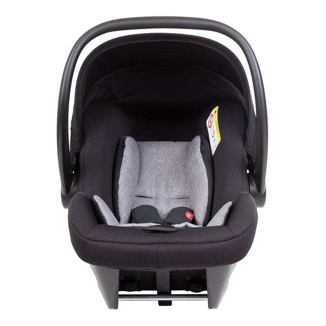 alpha™ infant car seat  mostrado desde el frente, con el asa en posición de transporte vertical, mostrando el acolchado de marga gris liner_black/grey marl